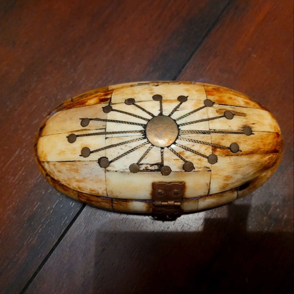 Vintage oval jewelry box